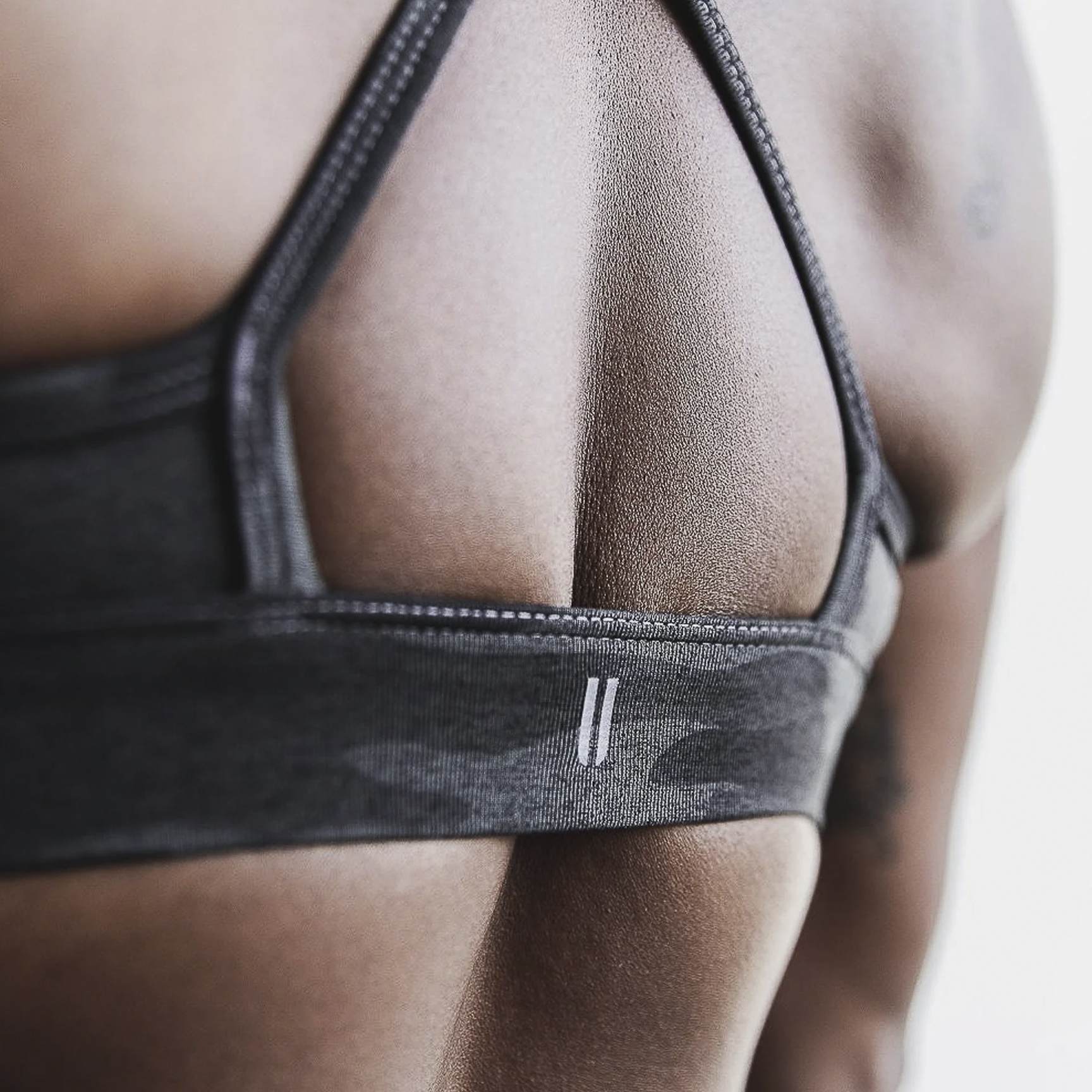 NOBULL High-Neck Top - Low Impact WHNBRA-CHRCMO